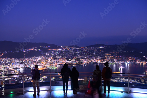 長崎の夜景を稲佐山から鑑賞する人々
