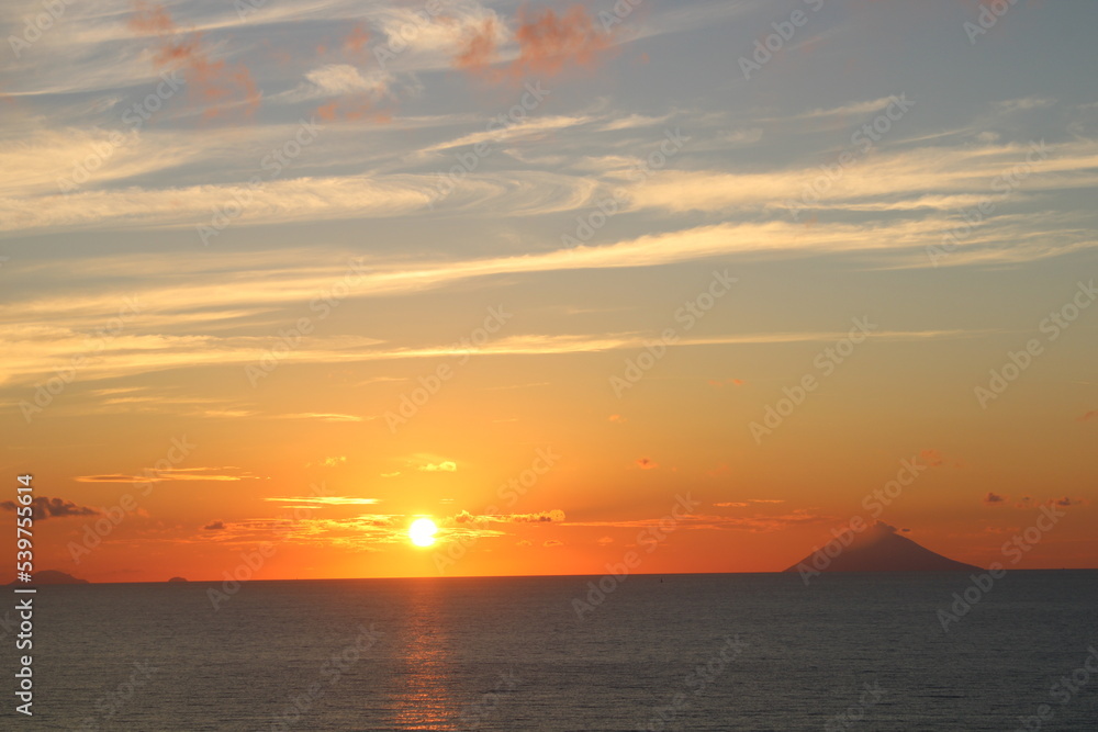 tramonto a capo vaticano, con il vulcano stromboli sullo sfondo