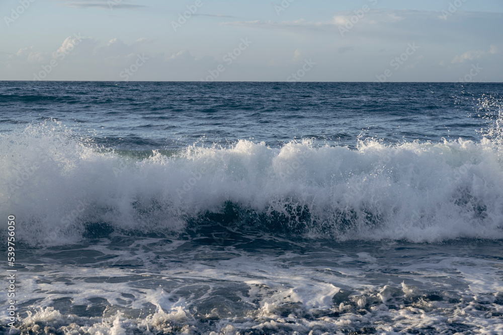 Obraz premium waves breaking on the beach