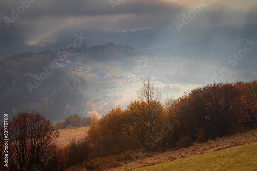 Widok na jesienne poranne mgły w górach. Jesienna panorama polskich gór Beskidów. Krajobrazy jesienne w Polsce. Ujęcie plenerowe. 