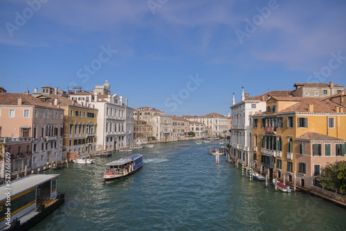 vistas del gran canal de venecia desde el puente de la academia.