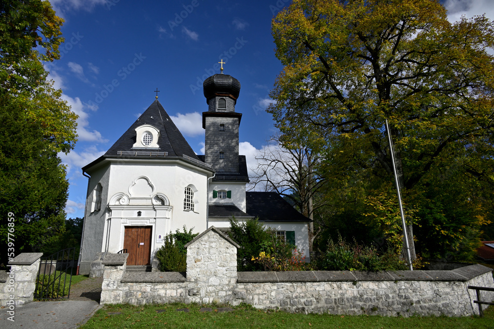 Die Evangelische Kirche von Kochel am See im Herbst.