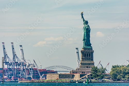 Fotos de la estatua de la libertad, desde el ferry que conduce a Liberty Island. photo