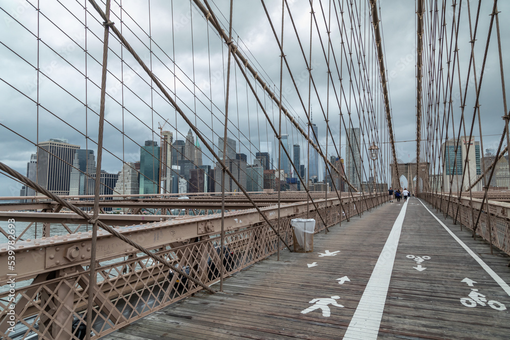 Naklejka premium Brooklyn Bridge, New York street life