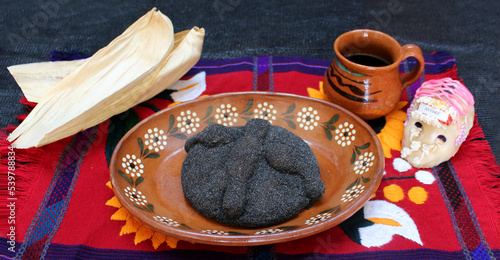 Pan de muerto negro con cenizas de totomoxtle. Pan tradicional Mexicano para celebrar el día muertos. Inovadora creación de Texcoco, Mexico.