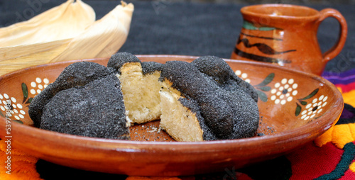 Pan de muerto negro con cenizas de totomoxtle. Pan tradicional Mexicano para celebrar el día muertos. Inovadora creación de Texcoco, Mexico.