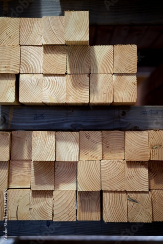 Stock de bois dans un atelier de charpentier photo