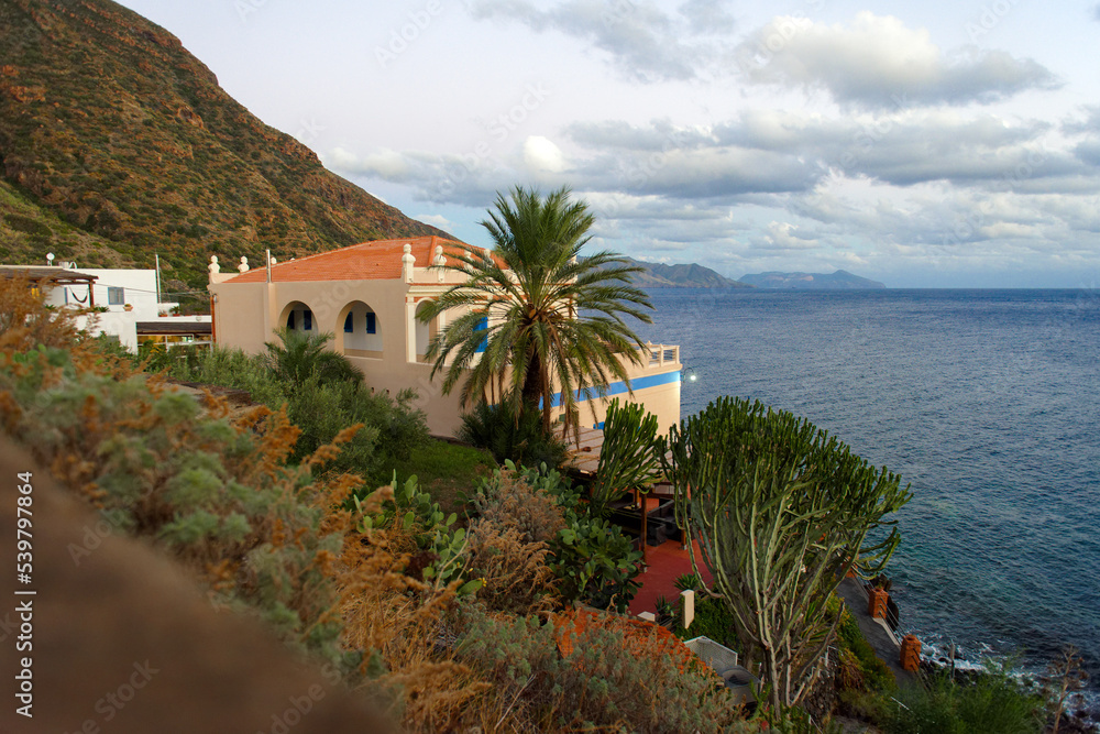 Der Ort Rinella auf der Insel Salina. Im Hintergrund die Inseln Lipari und Vulcano vor der Sizilianischen Nordküste.