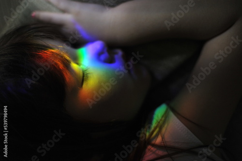 menino dormindo luzes coloridas  photo