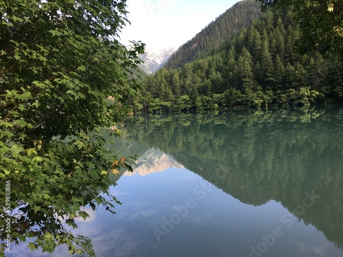 Lac dans le parc de Jiuzhaiguo en Chine