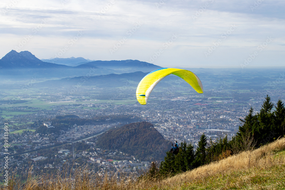 Paragleiter im Herbst über Salzburg Paragleiter im Herbst über Salzburg