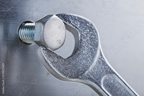 Foto Wrench tightens bolt in steel billet