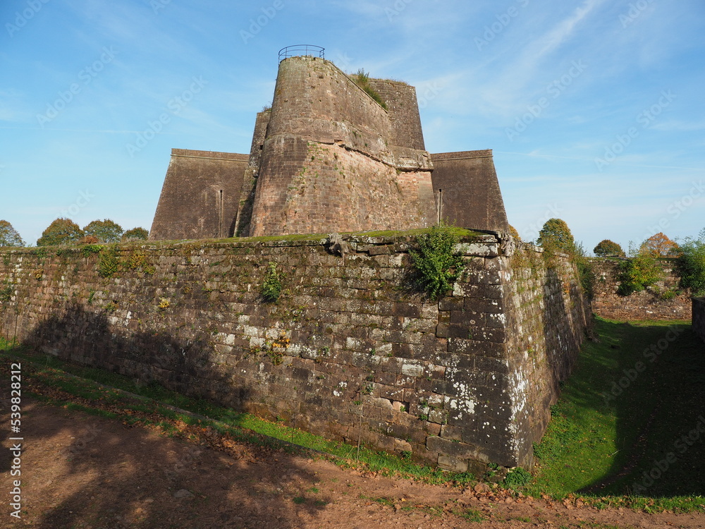 Zitadelle von Bitsch - Citadelle de Bitche – gelegen auf einem Hügel über der Stadt Bitsch im Herbst