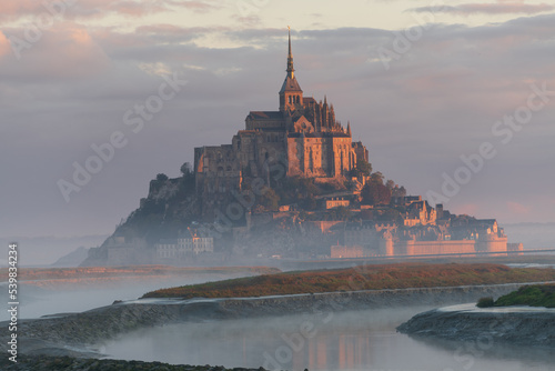 Die Klosterinsel Mont Saint Michel in der Normandie im Morgenrot