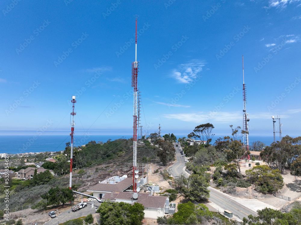 Obraz premium Aerial view of telecommunication tower with 5G cellular network antenna on the top of a valley in San Diego, South California