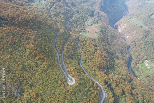 Vista aérea de una ruta en otoño 