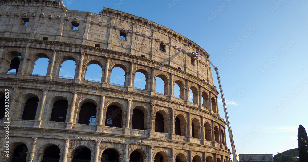 Fototapeta premium ancient roman colosseum in rome, italy