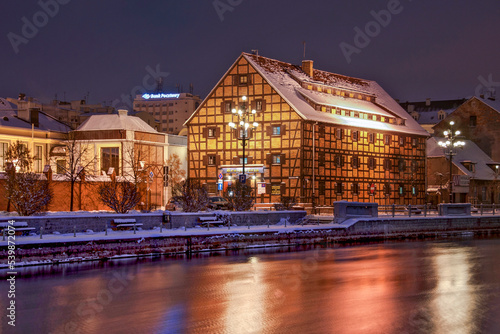 Cuadro en lienzo Granary on the Brda River at night