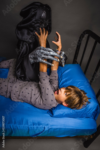 Schilderij op canvas Child Boy Scared and Frightened in Bed By a Boogeyman