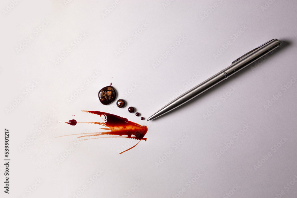 Manchas de sangre o tinta roja y lapicero. Concepto de escritores de historias terror. Manchas de sangre o tinta roja y lapicero. Concepto de escritores de historias terror.