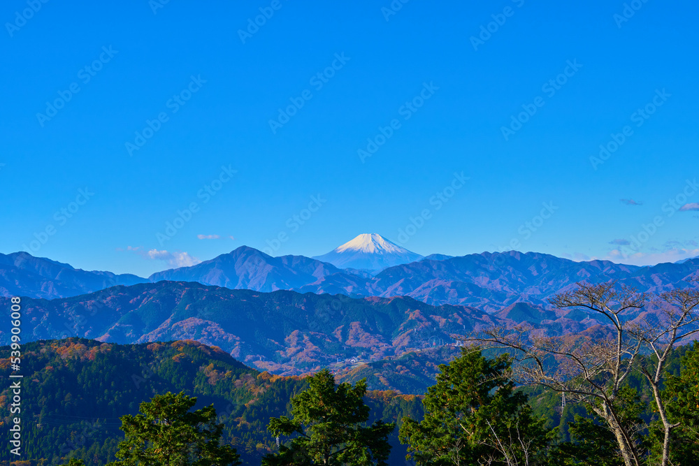 秋の快晴の高尾山山頂から見える富士山、大室山など