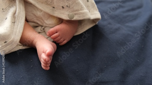 産後1か月0歳の新生児の足を左寄りのアップで撮影した写真 photo