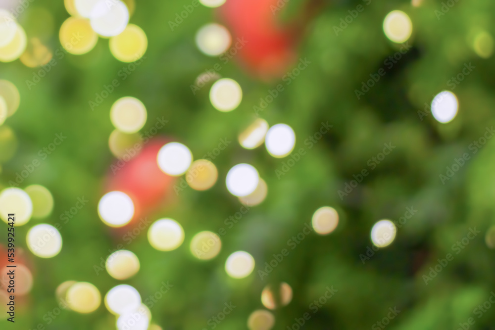 Obraz premium Abstract blurred christmas tree with bokeh light background