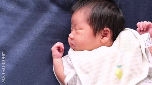 産後1か月の0歳児の新生児が睡眠中に面白い表情をする動画 photo