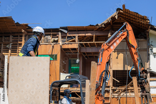 住宅解体中の作業員