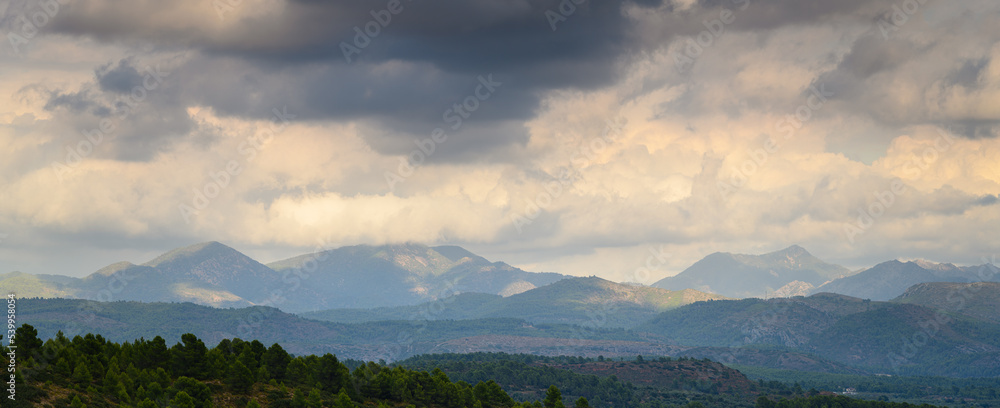 NUBES DE TORMENTA SOBRE LA SIERRA DE ESPADÁN. CASTELLÓN. COMUNIDAD VALENCIANA. ESPAÑA