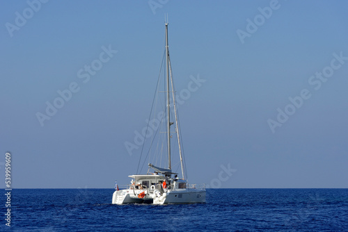 Katamaran, Segelboot, Südküste, Nähe Akrotiri, Santorin, Kykladen, Griechische Inseln, Griechenland
