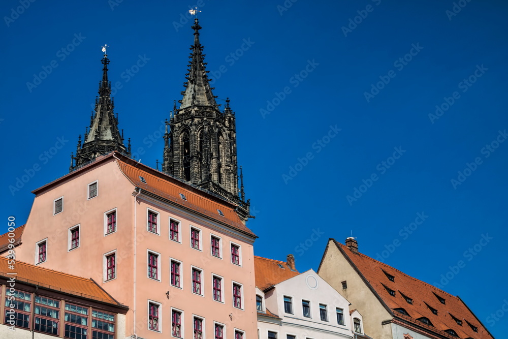 Fototapeta premium meißen, deutschland - häuser der altstadt mit zwillingstürme vom dom