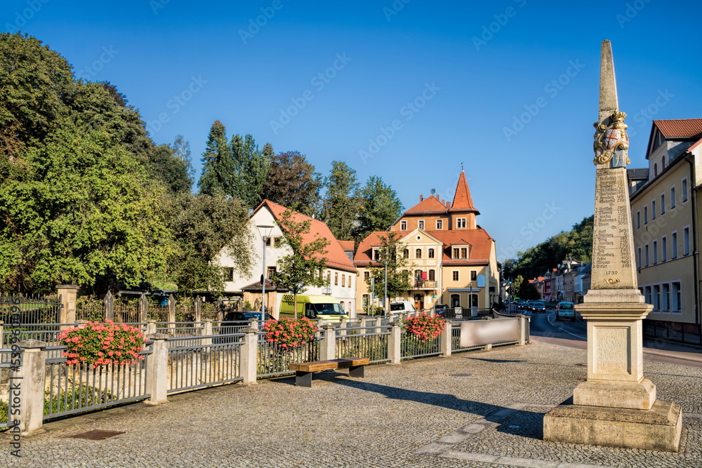 Naklejka premium tharandt, deutschland - altstadt mit postmeilensäule