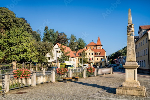 Obraz na płótnie tharandt, deutschland - altstadt mit postmeilensäule w salonie