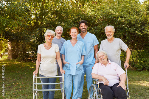 Senioren mit Behinderung und Pflegepersonal © Robert Kneschke