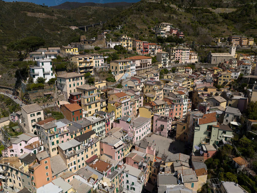 parque nacional de Cinque Terre desde punto de vista aéreo, pueblo de Riomaggiore