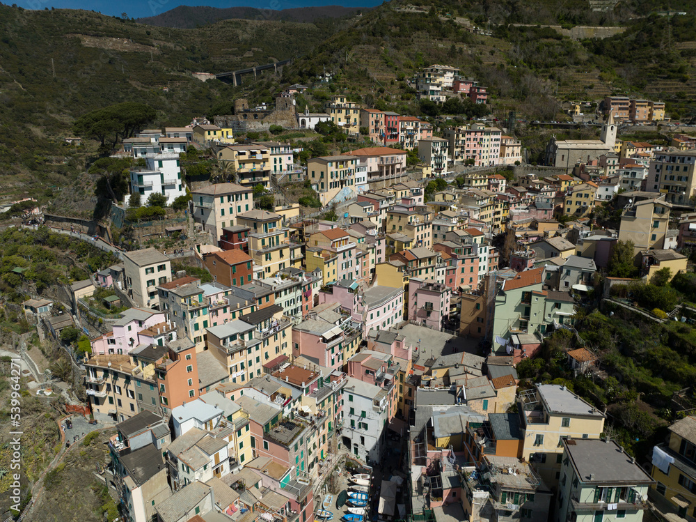 parque nacional de Cinque Terre desde punto de vista aéreo, pueblo de Riomaggiore