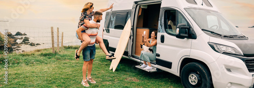 Foto Young woman taking a photo with her cell phone of her friends having fun piggyba