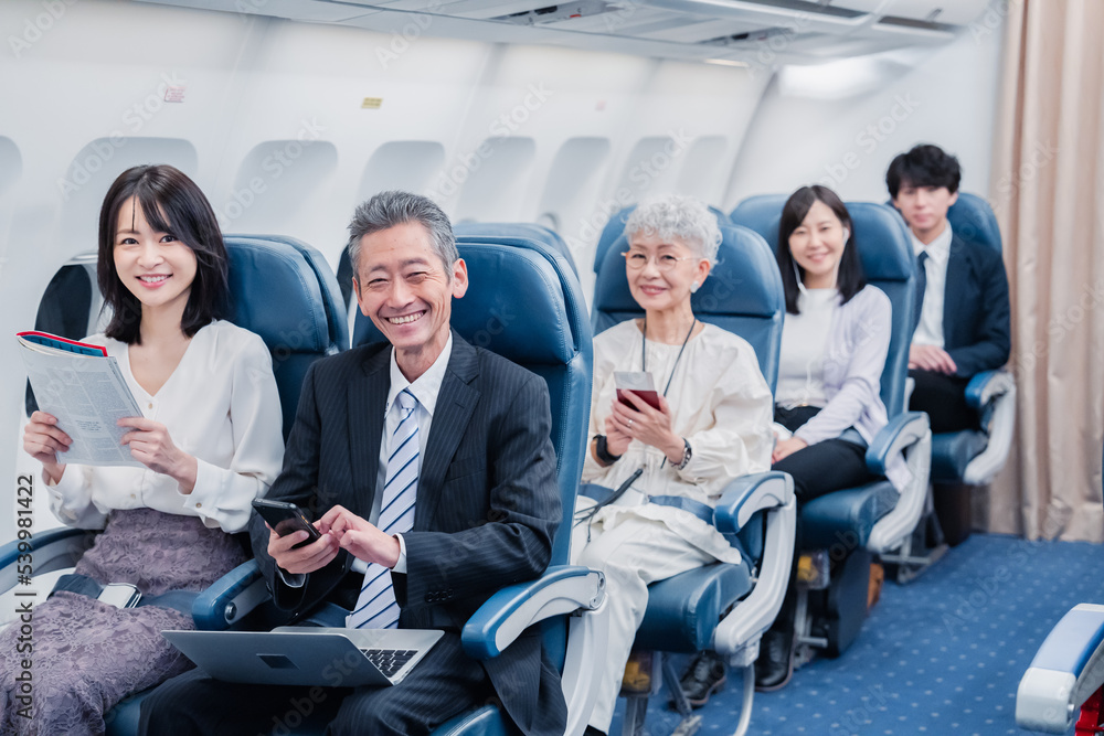 飛行機で移動する乗客 Stock Photo | Adobe Stock