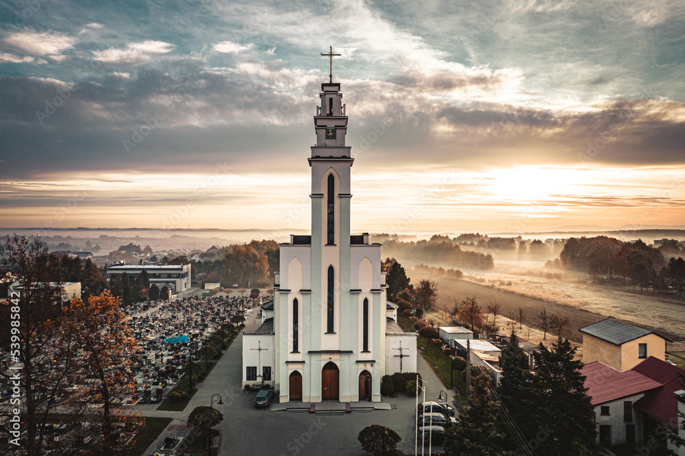 Panorama wsi Gorzyce z kościołem na Śląsku w Polsce  z lotu ptaka, jesienne mgły 