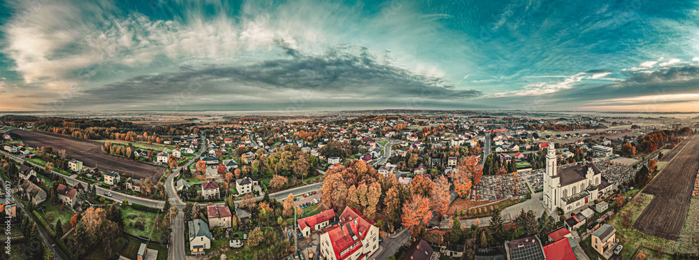 Gorzyce, nowoczesna wieś na Śląsku w Polsce panorama jesienią z lotu ptaka