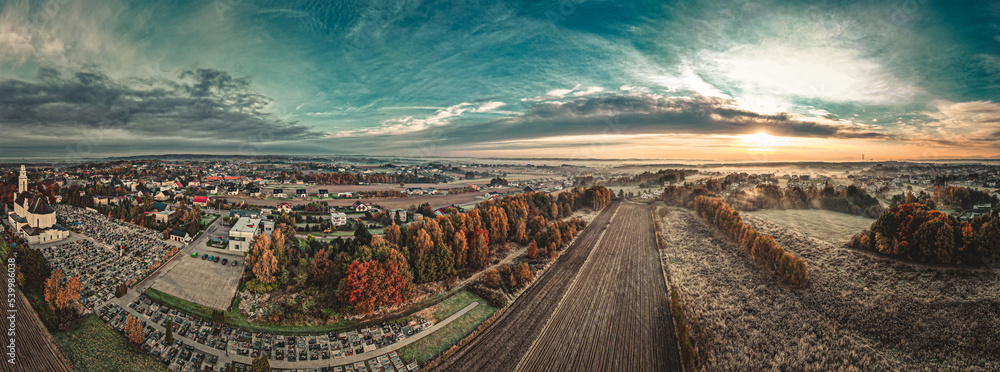 Gorzyce, nowoczesna wieś na Śląsku w Polsce panorama jesienią z lotu ptaka