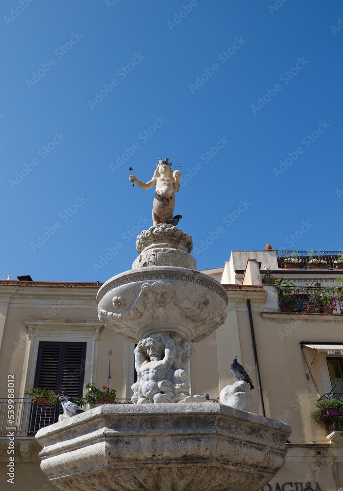 Brunnen der Piazza Duomo vor der Kathedrale in Taormina Nr.1

