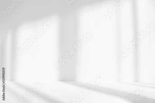 Foto Blurred abstract white studio background for product presentation