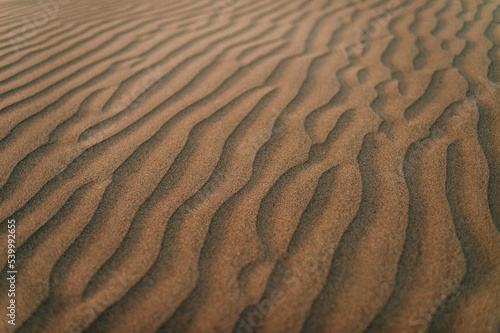 Playa. Paisajes de playa de Gran Canaria, España. Viaje por la costa. Dunas y arena con mar. Texturas de arena. Dunas de arena.
