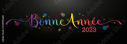 Bannière calligraphique arc-en-ciel BONNE ANNEE 2023 sur fond noir
