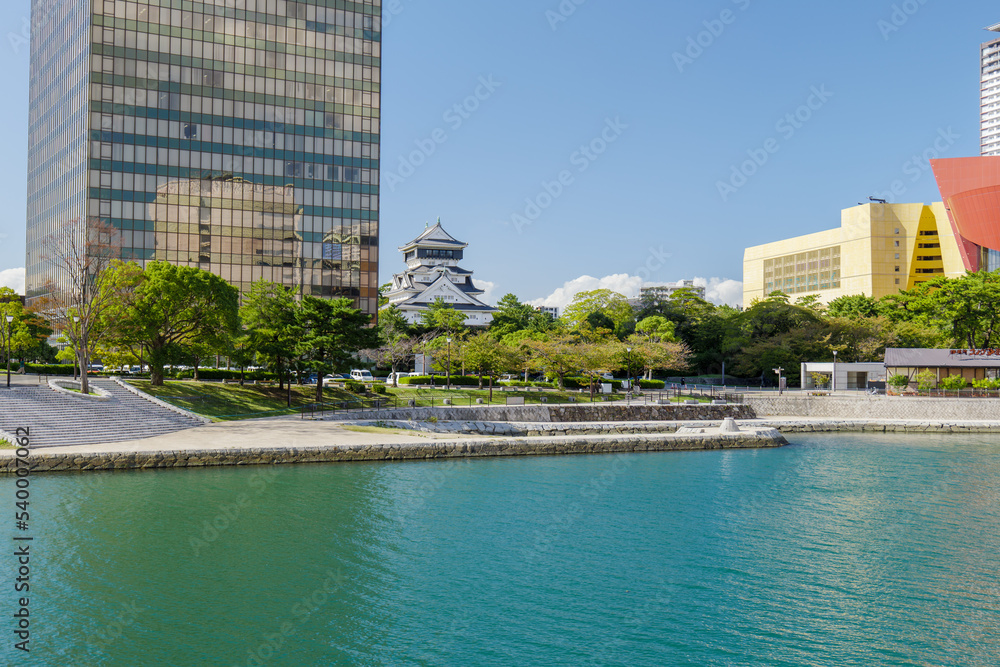 Naklejka premium 青空と小倉城の天守 北九州市