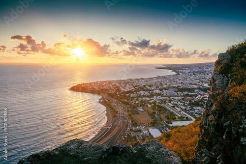 Lever du jour sur la capitale de La Réunion.