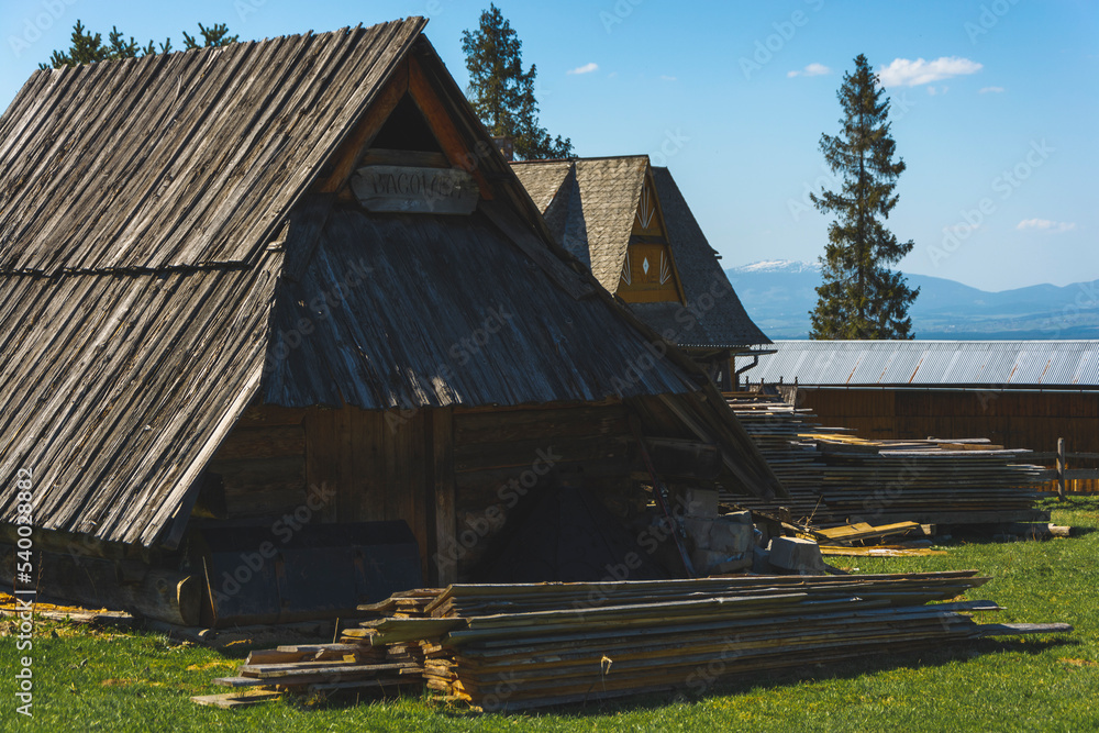 Chatka góralska na polanie, bacówka.