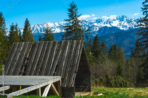 Obraz na płótnie Drewniany domek na drewno w górach. W tle tatry. w salonie